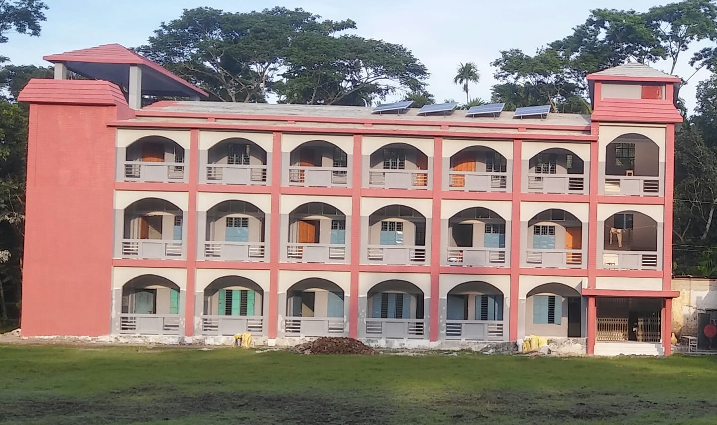 স্কুলের মূল ভবনের ছবি